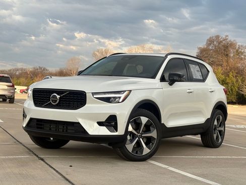 New 2026 Volvo XC40 B5 Plus w/ Protection Package Premier image 2