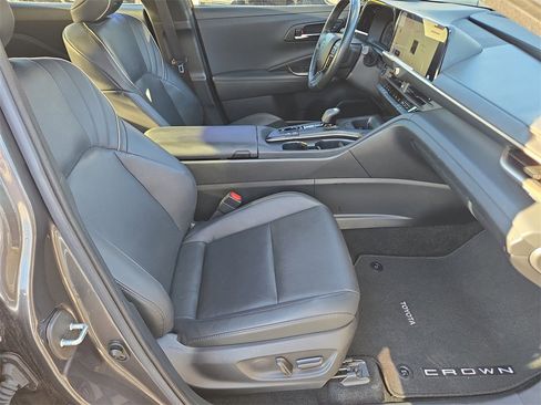 Used 2023 Toyota Crown Limited image 16