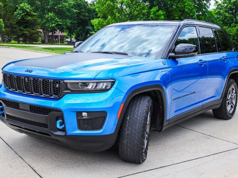 Used 2022 Jeep Grand Cherokee Trailhawk w/ Advanced Protech Group II AWD/4WD image 3