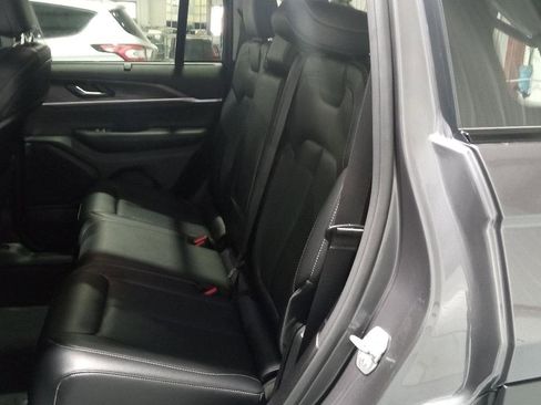 Used 2023 Jeep Grand Cherokee Limited w/ Luxury Tech Group II image 8