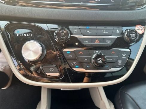 Used 2023 Chrysler Pacifica Touring-L FWD image 12