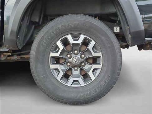 Used 2018 Toyota Tacoma TRD Off-Road AWD/4WD image 9