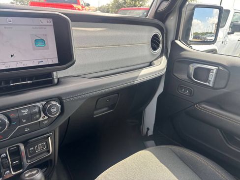 Used 2025 Jeep Wrangler Unlimited Sahara AWD/4WD image 35