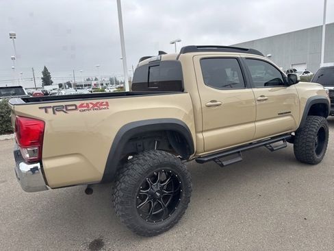 Used 2017 Toyota Tacoma TRD Off-Road image 7