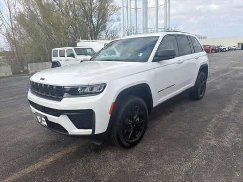 New 2026 Jeep Grand Cherokee Altitude AWD/4WD image 5