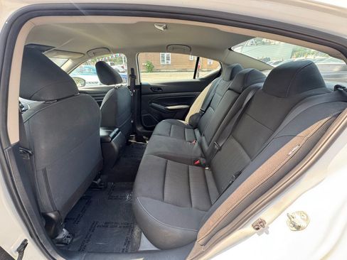 Used 2025 Nissan Altima 2.5 SV FWD image 11