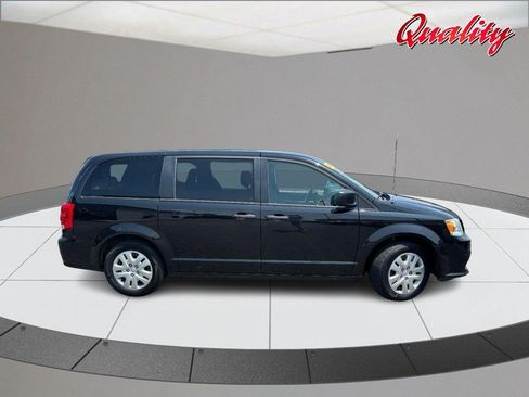 Used 2019 Dodge Grand Caravan SE FWD image 2