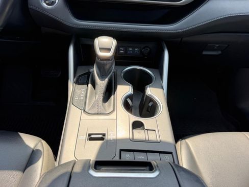 Used 2022 Toyota Highlander XLE FWD image 20