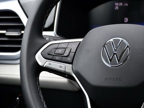 New 2025 Volkswagen Taos SE image 23