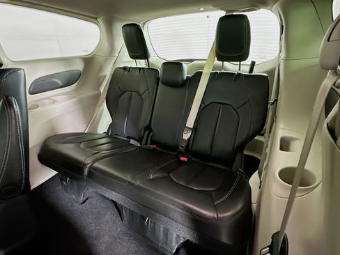 Used 2023 Chrysler Pacifica Touring-L FWD image 28