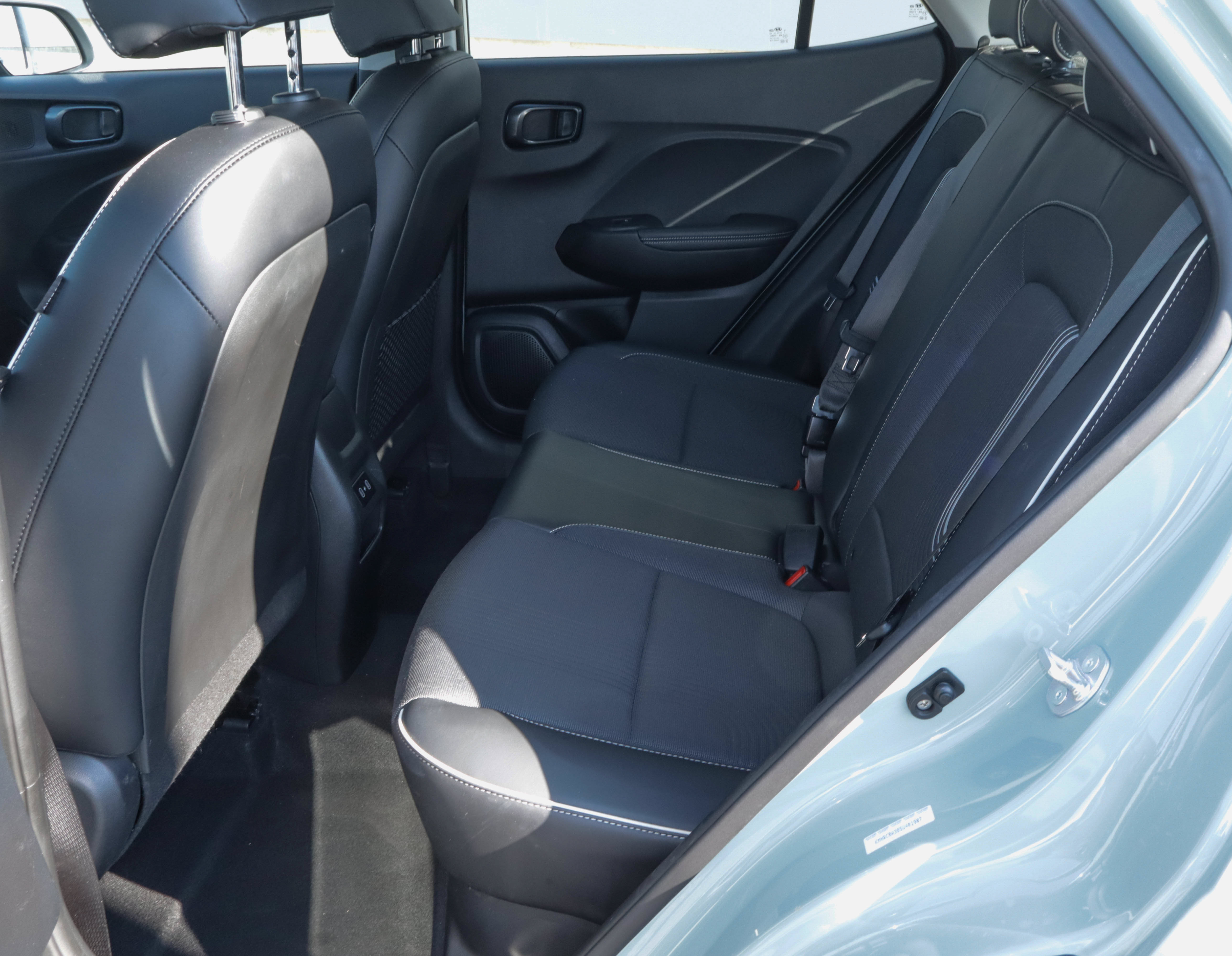 Used 2025 Hyundai Venue Limited FWD image 8