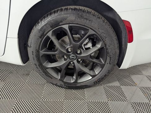 New 2026 Chrysler Pacifica Select w/ S Appearance Package image 18