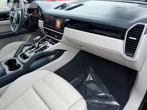 Used 2022 Porsche Cayenne Base image 27