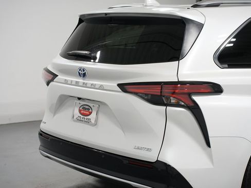 Used 2025 Toyota Sienna Limited image 9