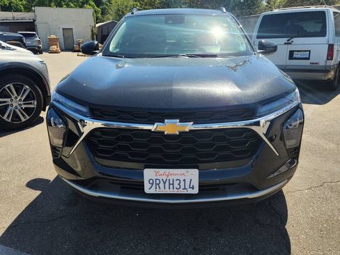 Used 2025 Chevrolet Trax LT FWD image 1