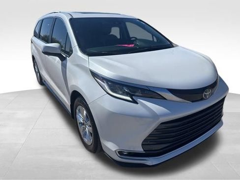 Used 2025 Toyota Sienna Limited AWD/4WD image 7