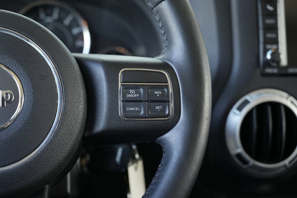 Used 2015 Jeep Wrangler Unlimited Sahara w/ Connectivity Group AWD/4WD image 44