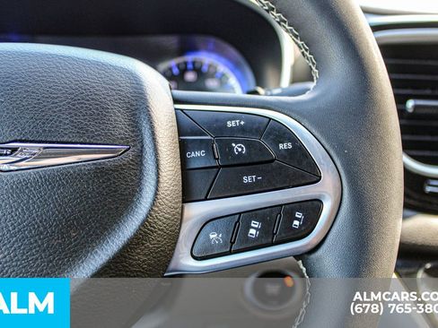 Used 2024 Chrysler Pacifica Touring-L image 29