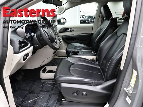 Used 2023 Chrysler Pacifica Touring-L FWD image 14