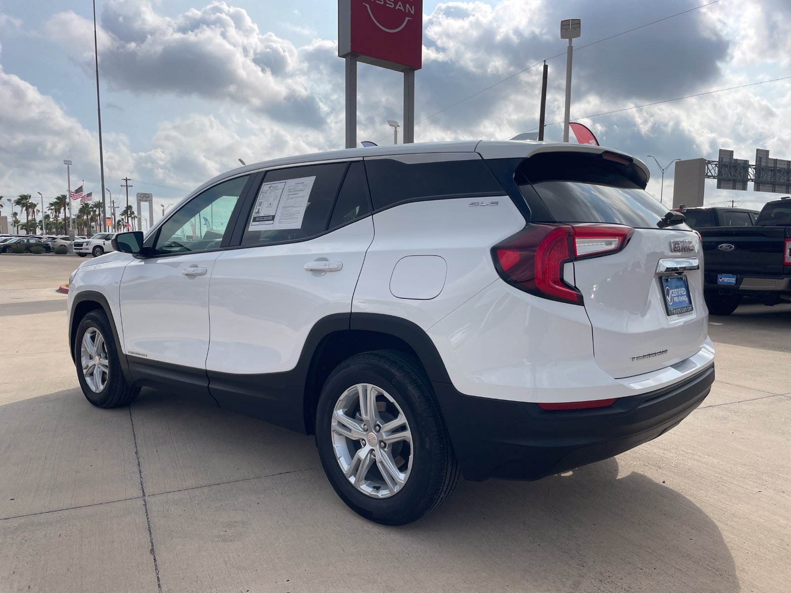 Used 2024 GMC Terrain SLE w/ LPO, Floor Liner Package FWD image 3