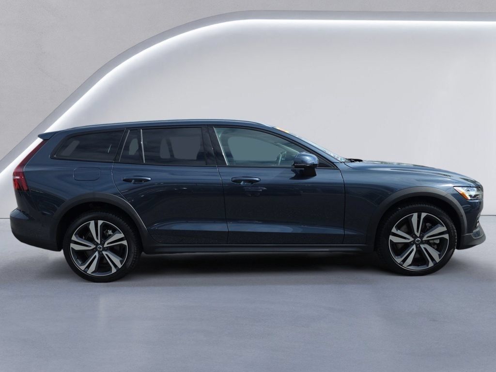 Used 2026 Volvo V60 B5 Cross Country Plus AWD/4WD image 3
