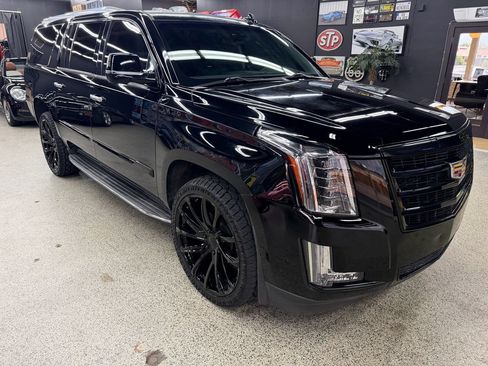 Used 2020 Cadillac Escalade ESV Luxury w/ Escalade Sport Edition AWD/4WD image 7