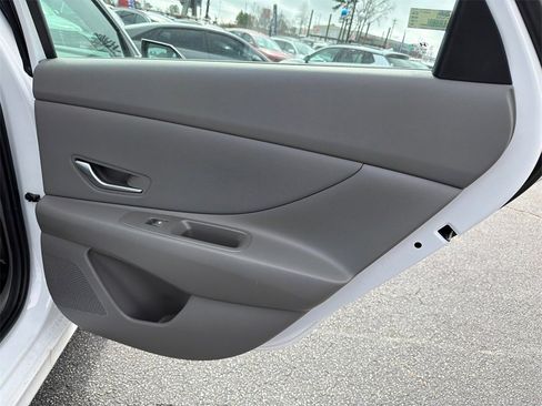 Certified 2025 Hyundai Elantra SEL image 17