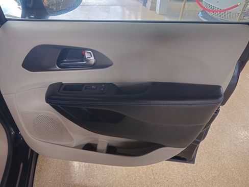 Used 2021 Chrysler Pacifica Touring image 9