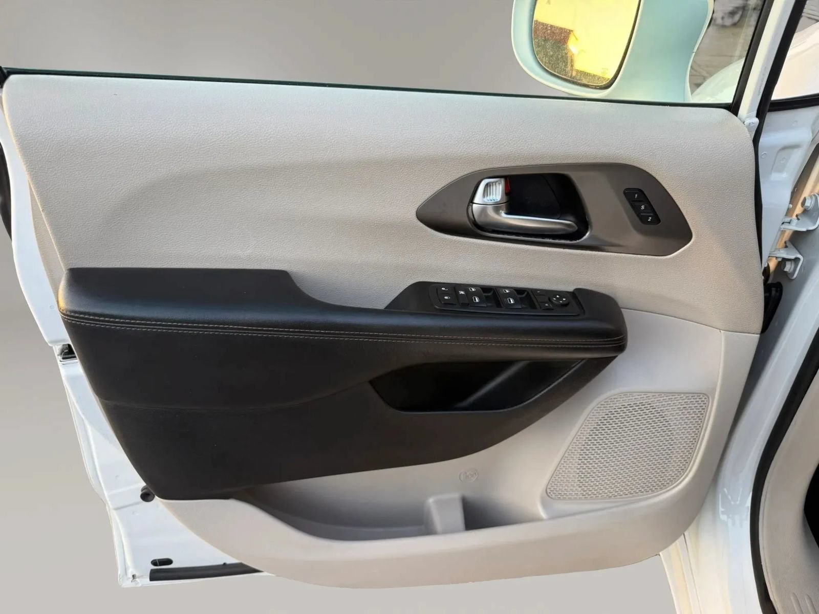Used 2020 Chrysler Pacifica Touring-L FWD image 9