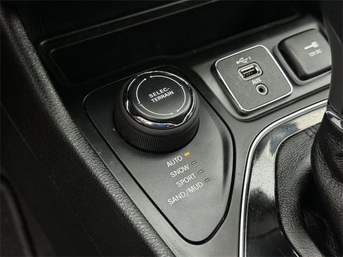 Used 2023 Jeep Cherokee Altitude Lux image 18