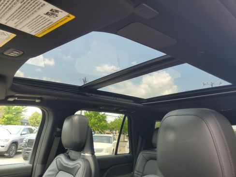 Certified 2023 Lincoln Navigator Reserve AWD/4WD image 11