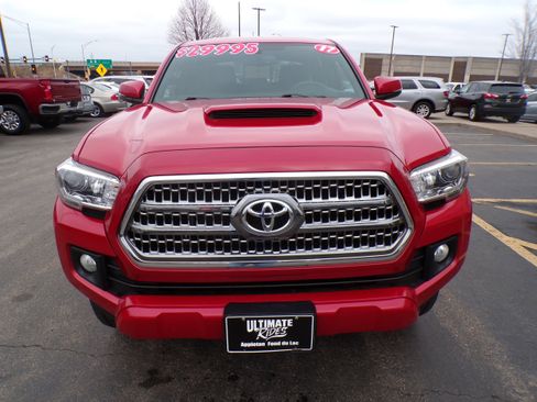 Used 2017 Toyota Tacoma SR image 2