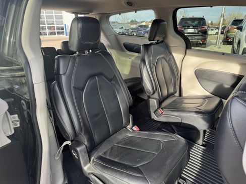 Used 2022 Chrysler Pacifica Touring-L image 25