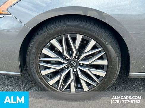 Used 2025 Nissan Altima 2.5 SV FWD image 12