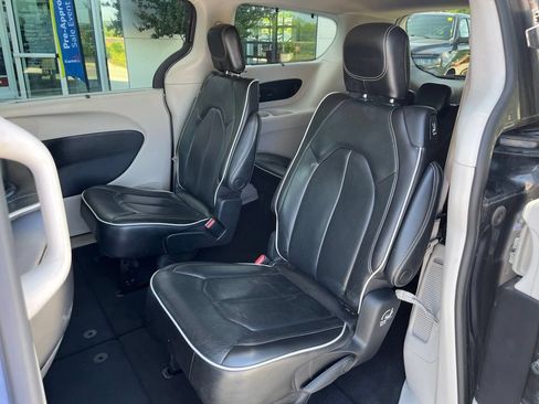 Used 2022 Chrysler Pacifica Limited FWD image 16