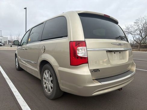 Used 2014 Chrysler Town & Country Touring image 3