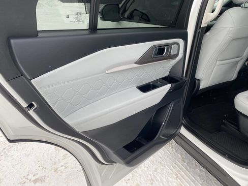 Used 2025 Ford Explorer Platinum w/ Ultimate Package image 17