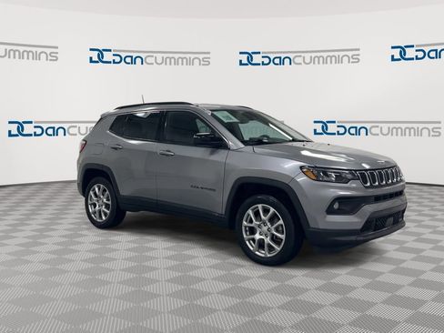 Used 2023 Jeep Compass Latitude AWD/4WD image 2