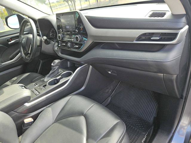 Used 2020 Toyota Highlander XLE FWD image 37