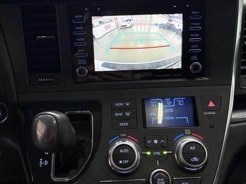 Used 2019 Toyota Sienna SE Premium FWD image 27