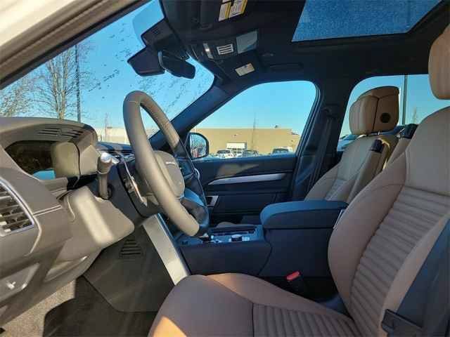 New 2025 Land Rover Discovery Dynamic SE AWD/4WD image 12