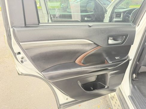 Used 2019 Toyota Highlander Limited Platinum FWD image 32