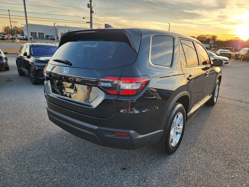 Used 2023 Honda Pilot LX image 4