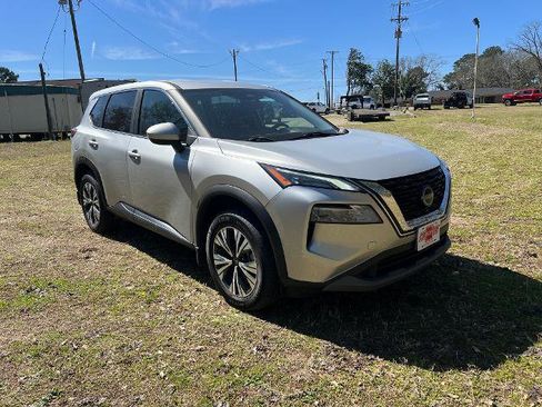 Used 2023 Nissan Rogue SV image 2