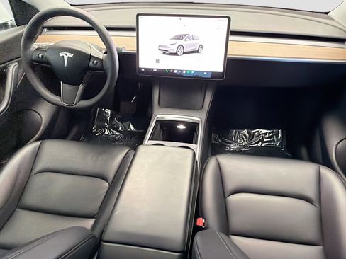 Used 2022 Tesla Model Y Long Range image 12