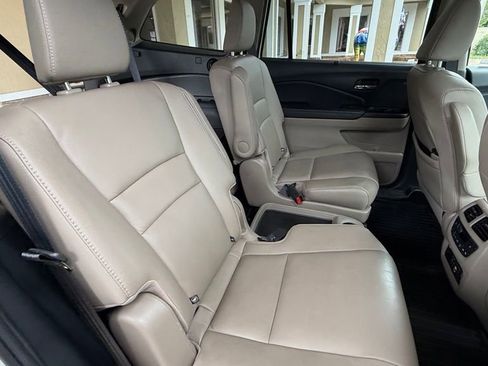Used 2021 Honda Pilot Touring image 14