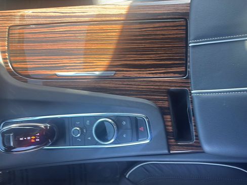 Used 2024 Cadillac Escalade Premium Luxury AWD/4WD image 21