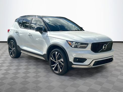 Used 2021 Volvo XC40 T4 R-Design image 1
