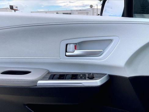 Used 2025 Toyota Sienna XLE FWD image 31