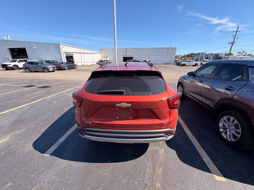 Used 2024 Chevrolet Trax LT w/ LT Convenience Package FWD image 4